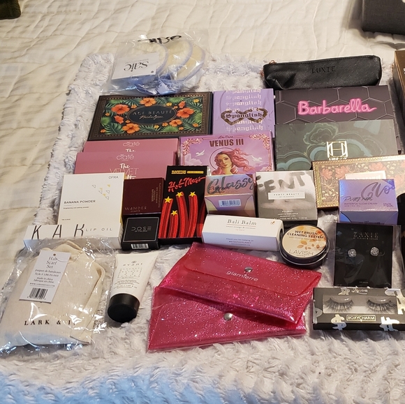 Makeup Bundle - Picture 2 of 2